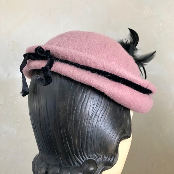 DASHING 1940s PINK \'MOHAIR\' FELT HAT WITH MATCHING JEWEL AND BLACK FEATHERS